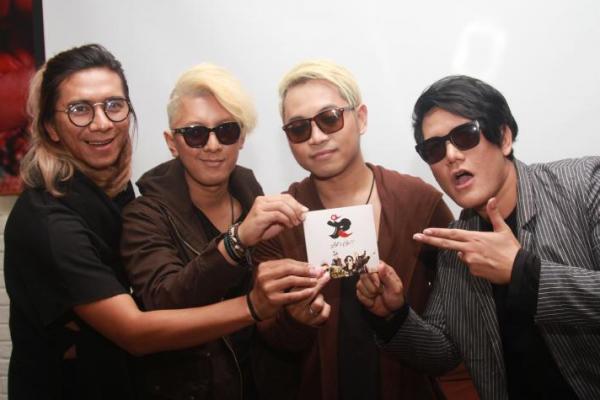 Grup band yang terbentuk  sejak 9 November 2003 di Jakarta, band beraliran Japanese pop/rock, pop, rock, dan rock alternatif.