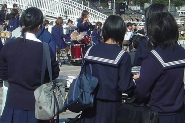 Sudah tahukah Anda bahwa di Jepang, anak-anak sekolah ketika jam istirahat siang tiba, mereka akan makan di kelas bersama guru?