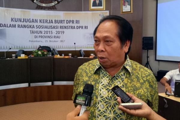 Pejabat pemerintah baik yang duduk di Kabinet Kerja diminta untuk mensosialisasikan kinerja konkret Presiden Jokowi. 