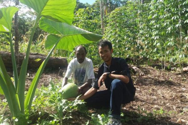 Secara perlahan, ia memperkenalkan budidaya pertanian yang benar kepada warga kampung pedalaman Papua. 