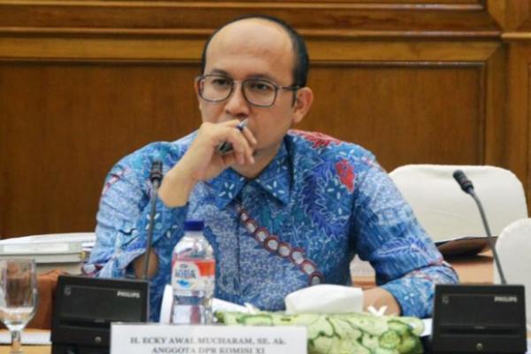 Komisi XI DPR menyayangkan sikap pemerintah dalam proses perpanjangan jabatan komisioner Komisi Pengawas Persaingan Usaha (KPPU) yang tidak diantisipasi sejak awal, sehingga sempat dinyatakan tidak beroperasi.