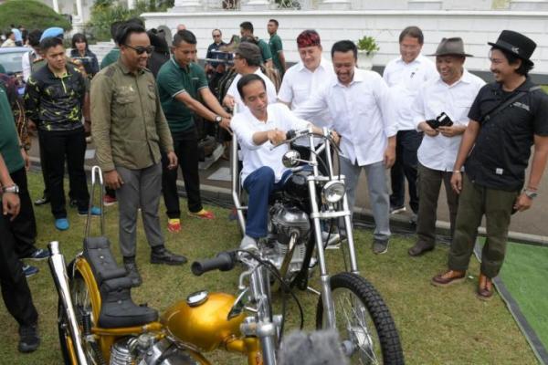 Acara diwarnai dengan Presiden menunjukkan kegemarannya dalam bersepeda, bulutangkis, basket, dan panahan, kemudian diakhiri dengan menyanyikan bersama-sama lagu Bagimu Negeri.