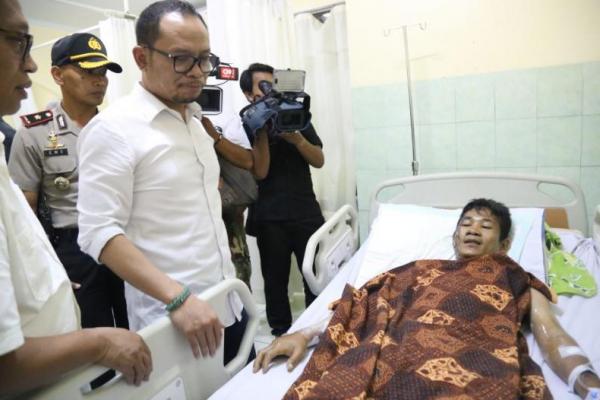 Menaker yang hadir didampingi Direktur BPJS Ketenagakerjaan Agus Susanto juga menjenguk beberapa korban luka-luka yang dirawat di Rumah Sakit Umum Daerah Kota Tangerang.