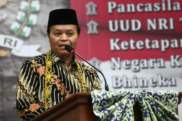 Wakil Ketua MPR RI Hidayat Nur Wahid mengatakan MPR tidak mungkin sendiri dalam melakukan sosialisasi sebab jumlah anggotanya saat ini masih terbatas