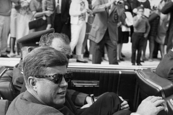 Seorang reporter Cambridge Evening News menerima telepon yang menyuruhnya menelepon kedutaan Amerika Serikat hanya berselang 25 menit sebelum John F. Kennedy ditembak mati