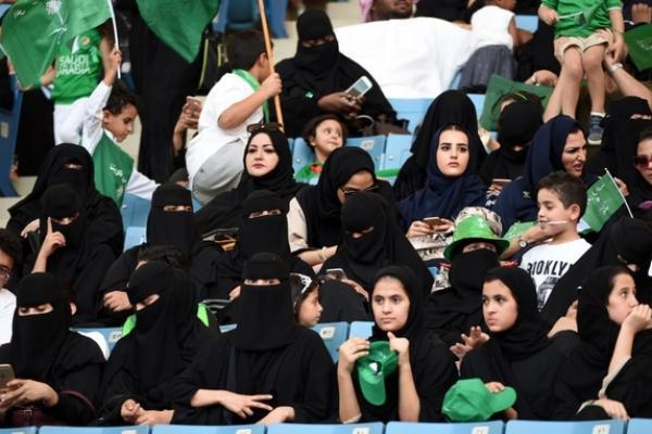 Hak Keluarga dan Perempuan dan Anak-anak, menunjukkan bahwa langkah terakhir ini untuk memberdayakan wanita Saudi sejalan dengan dorongan pembangunan pemerintah secara keseluruhan.