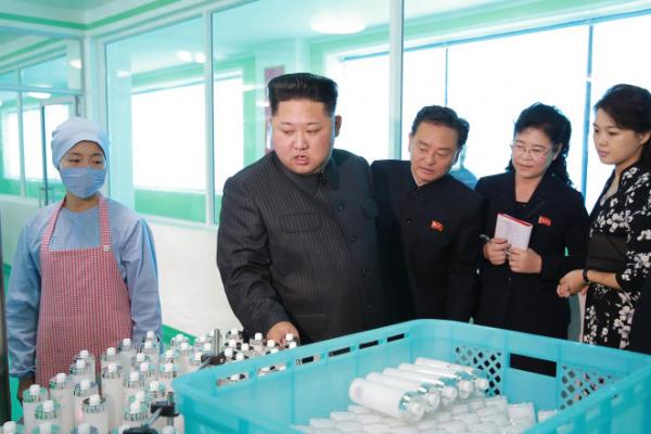 Pemimpin Korea Utara Kim Jong-un dengan istrinya Ri Sol-ju untuk kunjungan resmi ke pabrik kosmetik yang baru direnovasi di Pyongyang.