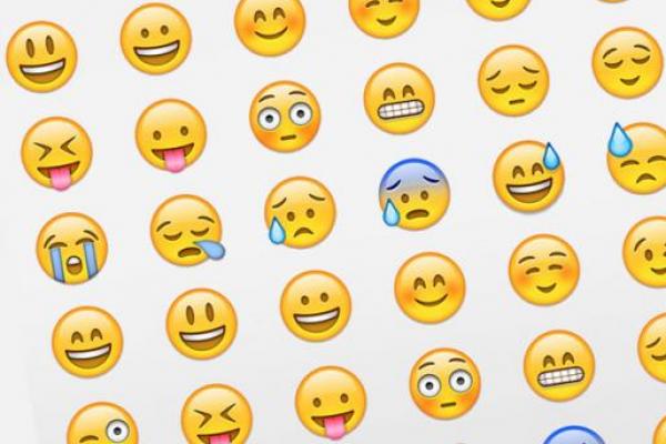 Seolah tidak cukup membandingkan spek kedua gadget tersebut, kini warganet membicarakan emoji