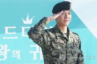 Senyum Sumringah Lee Seung-gi Akhiri Wajib Militernya