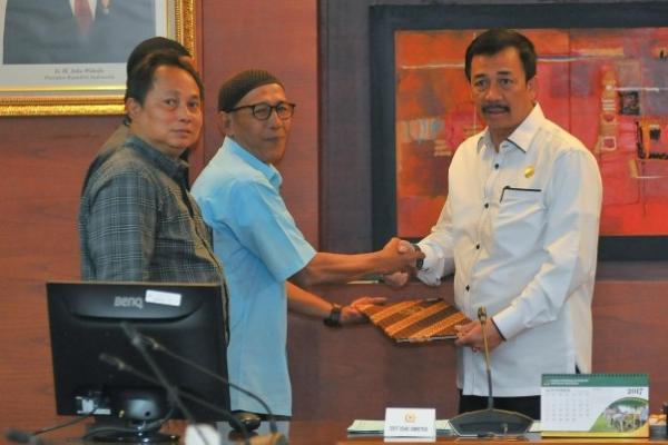 Deputi Administrasi Mardian Umar melepas tiga pegawai Sekretariat Jenderal DPR RI yang memasuki masa purnabakti di bulan Oktober 2017.
