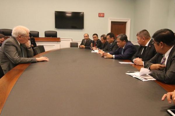 Wakil Ketua DPR RI, Fahri Hamzah memimpin delegasi parlemen Indonesia melakukan pertemuan dengan anggota parlemen dari Partai Demokrat dapil Carolina Utara 4, David Price di kompleks Capitol Hill, Washington DC.