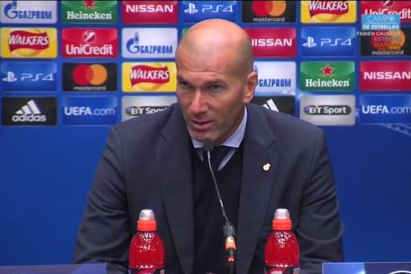 Zidane memilih sistem yang berbeda di Italia dan dia bersikeras bahwa idenya bukan untuk memiliki lima pemain bertahan, tetapi tiga.