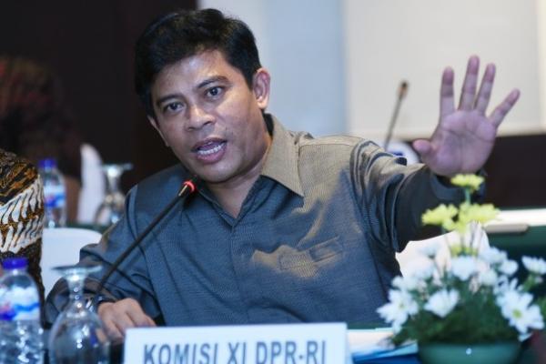 Komisi XI DPR mengapresiasi langkah cepat Otoritas Jasa Keuangan (OJK) yang secara tegas menutup 14 lembaga keuangan bodong atau tidak berizin.