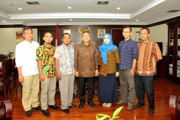 Presiden ASPEK Mirah Sumirat mereka memilih mendatangi MPR karena dianggap yang paling representatif dan masih terjaga