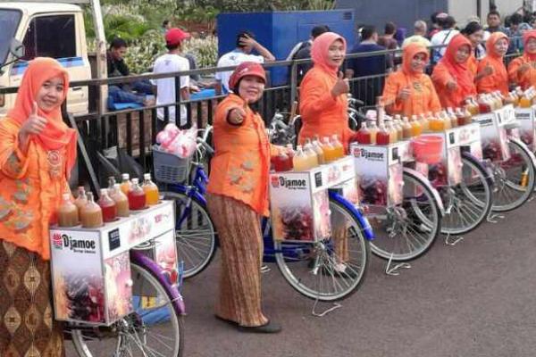 Desi sudah berjualan jamu sejak sekolah SMP, dengan mangkal di Depan Dinas Pariwsata di kawasan Kuningan.