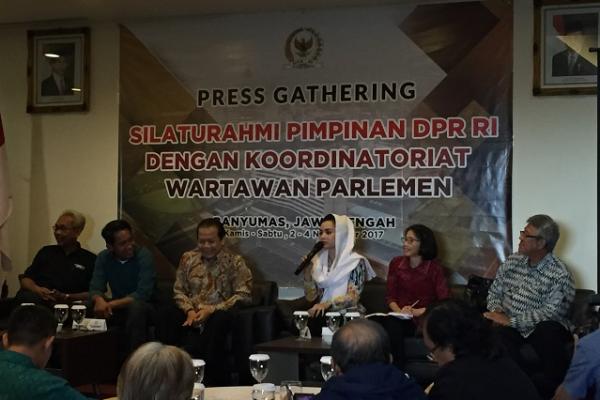 Gedung DPR yang saat ini dipakai para wakil rakyat beserta sejumlah stafnya berkantor dinilai sudah melebihi kapasitas. Terlebih, lift Gedung DPR itu sudah kerap mengalami kerusakan.