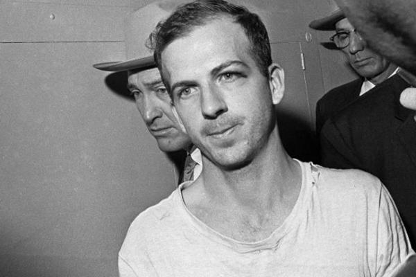 Komisi Warren, yang melakukan penyelidikan resmi atas pembunuhan 22 November 1963, menyimpulkan bahwa Oswald, mantan penembak jitu Korps Marinir, bertindak sendiri.
