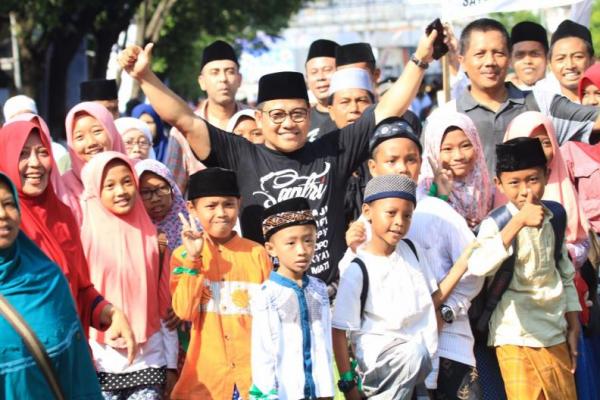Cak Imin juga didaulat menjadi panglima santri nusantara oleh ribuan santri saat acara jalan sehat di Kabupaten Jember, Jawa Timur, Minggu.
 