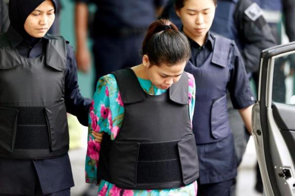 Empat pria dan dua wanita, Siti Aisyah asal Indonesia dan Doan Thi Huong dari Vietnam didakwa atas pembunuhan Kim Jong nam, menggunakan senjata kimia VX .