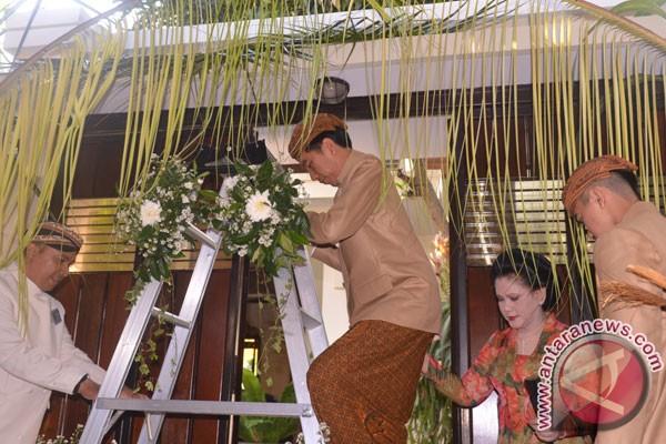 Merupakan tradisi anyaman daun kelapa untuk dijadikan atap atau peneduh resepsi manton. Cara ini ajaran Ki Ageng Tarub sebagai  salah satu leluhur raja-raja Mataram.