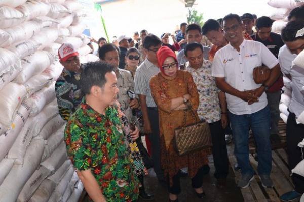 Komisi IV DPR RI mengkritisi kondisi Gudang Pupuk Sriwijaya, Kalimantan Barat yang basah dan tidak memadai.