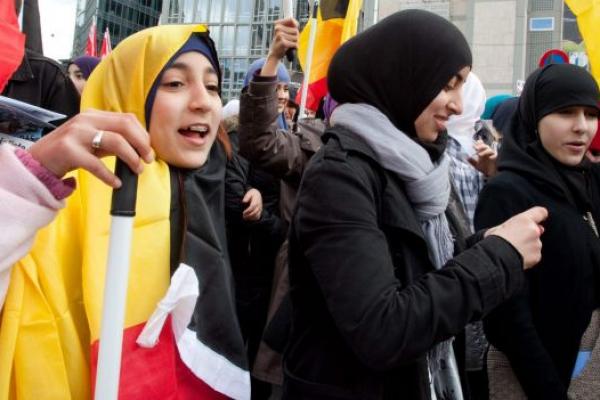 Menurut draf yang dikeluarkan Kelompok Konservatif dan Reformis Eropa, liputan media dan persepsi umum wanita Muslim di Barat seringkali, meski tidak secara eksklusif, terkait dengan penindasan dan diskriminasi.