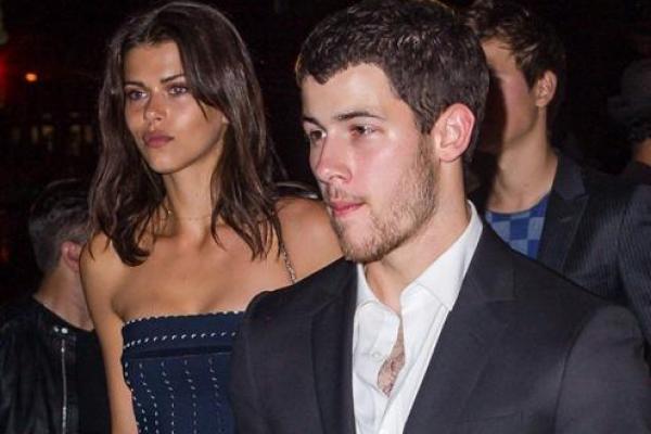 Sudah berusia 25 tahun, penyanyi Nick Jonas masih saja bermanja-manjaan saat berada di rumah.