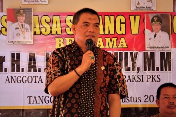 Anggota Komisi XI DPR RI Ahmad Junaidi Auly meminta Bea Cukai Bandar Lampung untuk lebih pro aktif mendorong para pelaku Usaha Mikro Kecil dan Menengah (UMKM) yang ada di Lampung agar bisa go international dengan memberikan kemudahan ekspor.