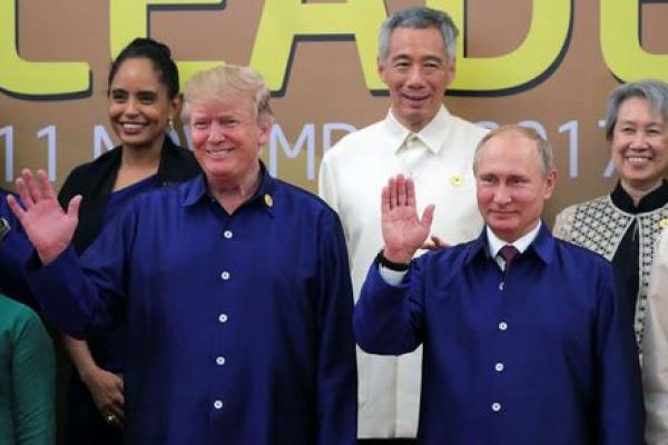 Trump dan Putin tersenyum dan berdiri berdampingan untuk melakukan foto bersama para pemimpin KKT APEC