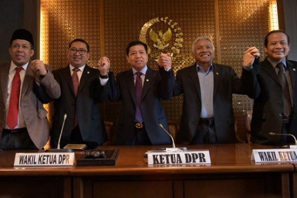 Pasca Ketua DPR Setya Novanto ditetapkan sebagai tersangka kasus dugaan korupsi e-KTP dan ditahan oleh Komisi Pemberantasan Korupsi (KPK), Wakil Ketua DPR Fahri Hamzah mendapat teguran agar berhenti bicara tentang Novanto.