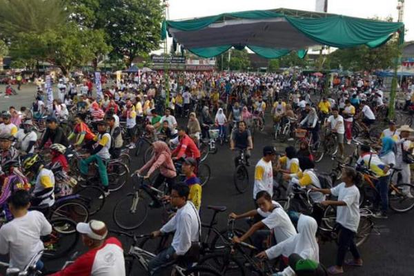 Kegiatan dalam rangka Pencanangan Hari Bersepeda Nasional di Kabupaten Karanganyar itu menempuh jarak sejauh 15 kilometer.