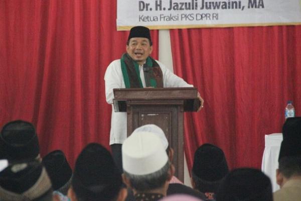 Para ulama dan santri serta umat Islam harus berada di garda terdepan dalam mengawal dan menjaga Pancasila, UUD 1945, NKRI dan Bhinneka Tunggal Ika.