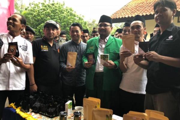 Diantara hasil produksi kader-kader Ansor yang dipamerkan, stan Kopi Ansor Temanggung cukup ramai dikunjungi masyarakat