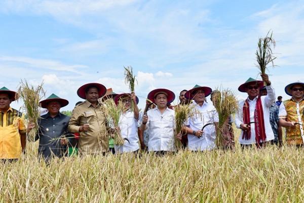 Ketua DPR Setya Novanto memastikan kesejahteraan rakyat Indonesia harus dimulai dari petani. Untuk itu, pertanian menjadi prioritas pembangunan di tanah air.