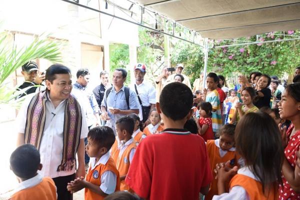 Ketua DPR RI Setya Novanto mengunjungi Panti Asuhan Sonaf Maneka di Kelurahan Lasiana, Kecamatan Kelapa Lima, Kota Kupang, Nusa Tenggara Timur (NTT), Senin (13/11).