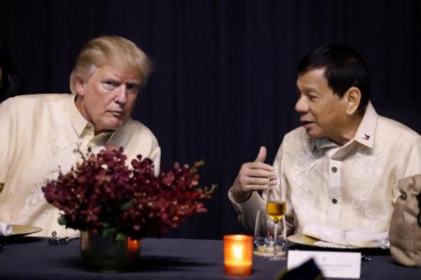Presiden Filipina, Rodrigo Duterte sukses menyanyikan salah satu lagu cinta Filipina saat makan malam di Manila bersama para pemimpin dari seluruh Asia.