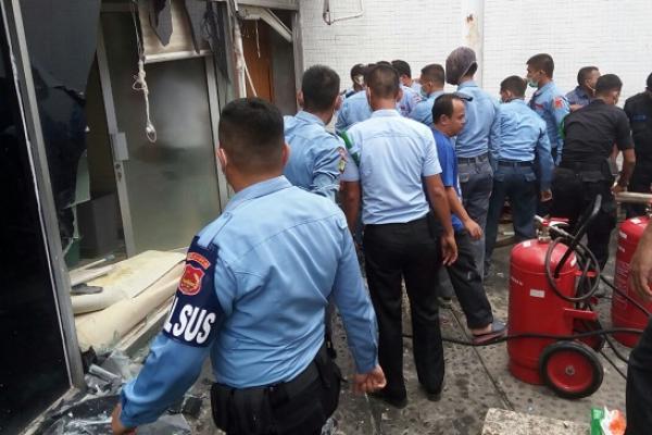 Salah satu ruangan yang terletak di lantai dua Nusantara III Gedung DPR kebakaran. Diduga kebakaran dipicu karena korsleting listrik pada mesin pendingin.