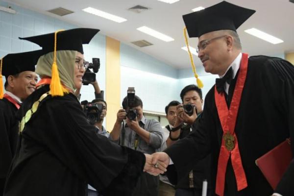 Prof. Dwia Aries Tina Palubuhu bersyukur atas anugerah ‘Widyapadhi Universitas’, dari Kementerian Riset, Teknologi, dan Pendidikan Tinggi (Kemristekdikti).