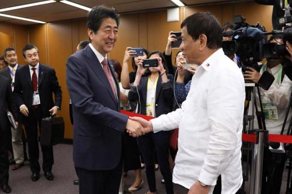 Meski ada kemungkinan Filipina kecipratan rudal Korea Utara, Duterte mengatakan kepada Abe bahwa Manila bersama Jepang  menekan negara terisolasi .