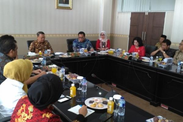 Anggota Komisi X DPR RI Dewi Coryati mengapresiasi atas perhatian Pemerintah Pusat melalui  Perpustakaan Nasional (Perpusnas) memberikan bantuan tiga unit Mobil.