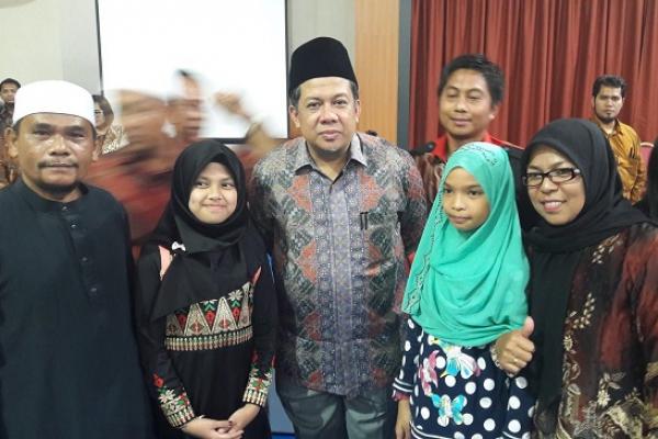 Pertemuan rombongan Wakil Ketua DPR RI Fahri Hamzah dan anggota Timwas TKI bersama ratusan perwakilan pekerja migran dan organisasi masyarakat Indonesia di Brunei yang berjumlah 49 organisasi berlangsung hangat dan penuh dengan suasana kekeluargaan.