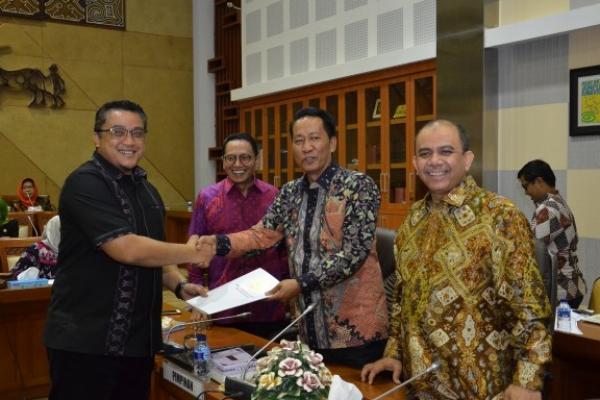 Badan Legislasi (Baleg) DPR RI melakukan pengharmonisasian, pembulatan, dan pemantapan Konsepsi atas Rancangan Undang-Undang tentang Kebidanan di Gedung Nusantara I DPR, Jakarta, Senayan, Kamis (16/11).