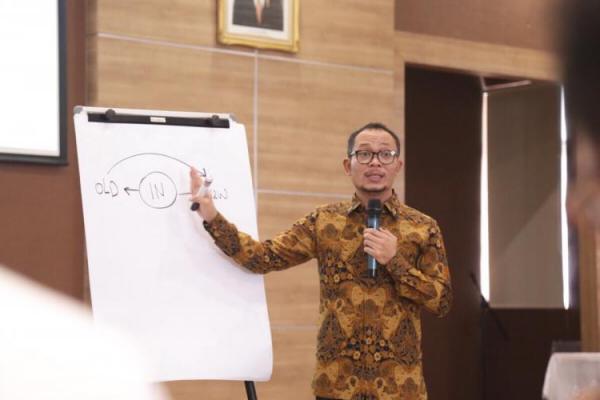 Menaker mendorong agar dunia usaha lebih terlibat dalam masalah pendidikan vokasi.