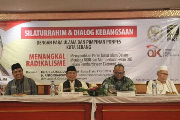 Ulama, pesantren dan umat Islam harus di garda terdepan dalam menjaga dan membela NKRI dari berbagai ancaman baik ancaman ideologi, budaya, ekonomi maupun kedaulatan wilayah negara.