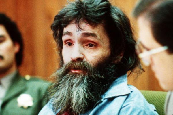 Manson, yang meninggal setelah lebih dari empat dekade mendekam di penjara, berada di balik serangkaian pembunuhan yang mengejutkan Amerika.