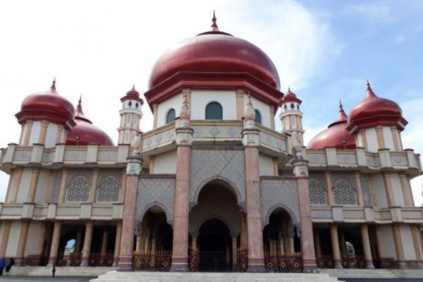 Larangan tersebut berlaku untuk panggilan salat lima kali sehari.