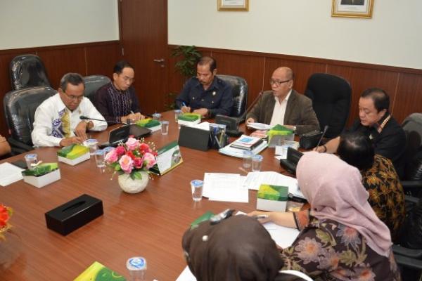 Kepala Badan Keahlian DPR RI Johnson Rajagukguk menerima audiensi DPRD Provinsi Kalimantan Selatan. Kedatangan DPRD Kalsel ini dalam rangka konsultasi mengenai proses dan mekanisme penyusunan rancangan regulasi baik dari aspek materi maupun substansi.