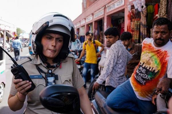 Pasukan kepolisian Delhi telah membuat regu motor polisi wanita dalam upaya mengatasi kejahatan yang meningkat terhadap perempuan.