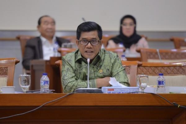 Ketua Umum DPP PAN Zulkifli Hasan telah memutuskan pelaksanaan Kongres Ke-V PAN 2020 dilaksanakan pada 10-12 Februari di Kendari, Sulawesi Tenggara. Namun, keputusan Zulhas tersebut dipertanyakan kader partai berlambang matahari terbit itu.