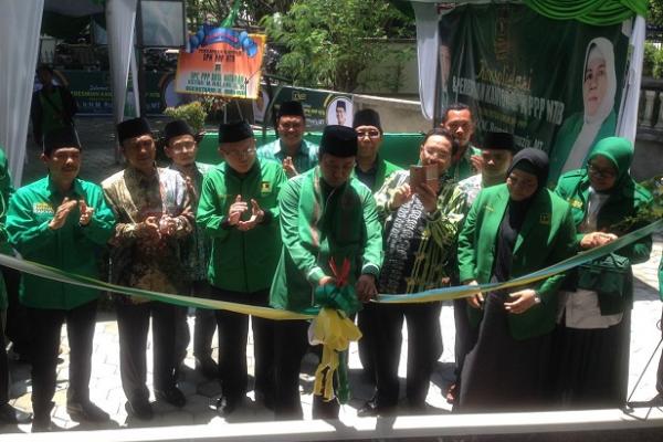 Ketua Umum Partai Persatuan Pembagunan (PPP) M Romahurmuziy meresmikan kantor Dewan Pimpinan Wilayah (DPW) PPP Nusa Tenggara Barat.